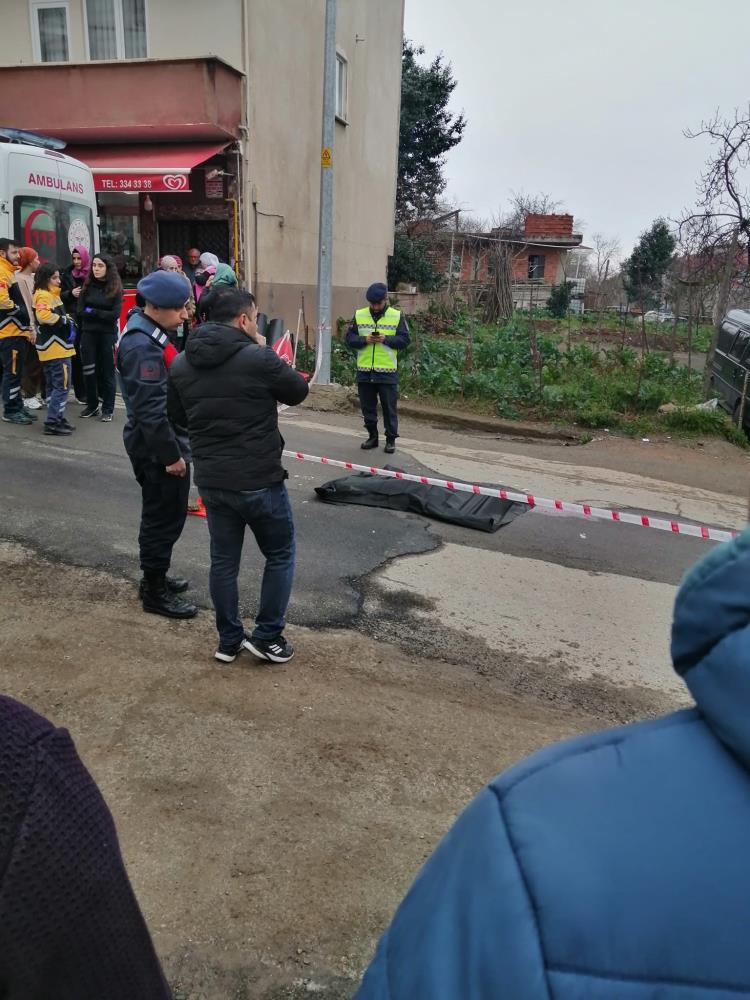 aniden-yola-firlayan-kucuk-cocuk-kamyonetin-altinda-can-verdi.jpg