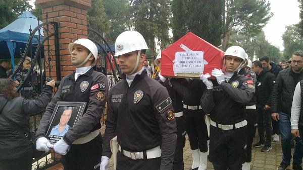 sehit-trafik-polisi-canoluk-nazillide-topraga-verildi-001.jpg