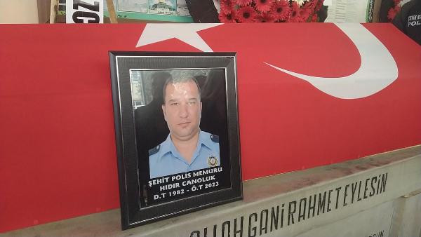 sehit-trafik-polisi-canoluk-nazillide-topraga-verildi.jpg