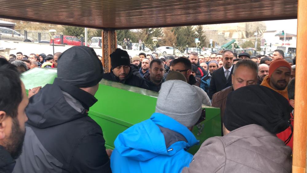 cig-altinda-kalarak-hayatini-kaybeden-erzurumlu-dagci-son-yolculuguna-ugurlandi.jpg