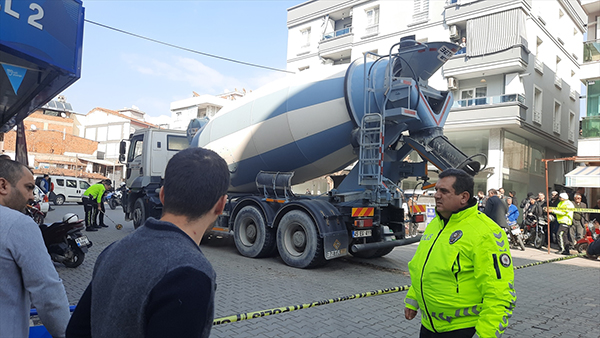 beton-mikserinin-carptigi-anne-oldu-kizi-yaralandi-001.jpg