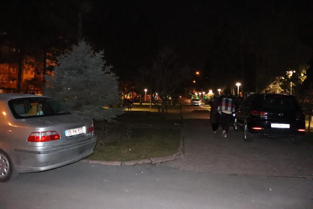 ayni-gun-3-deprem-yasayan-vatandaslar-geceyi-sokakta-geciriyor-002.jpg
