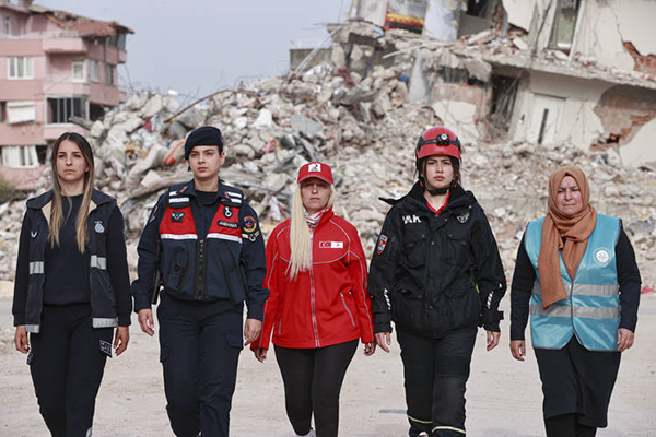 kadinlar-deprem-bolgesindeki-mucadelede-on-safta-003.jpg