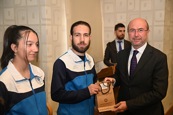 selcuklu-belediyesporun-basarili-sporculari-odullendirildi-004.jpg