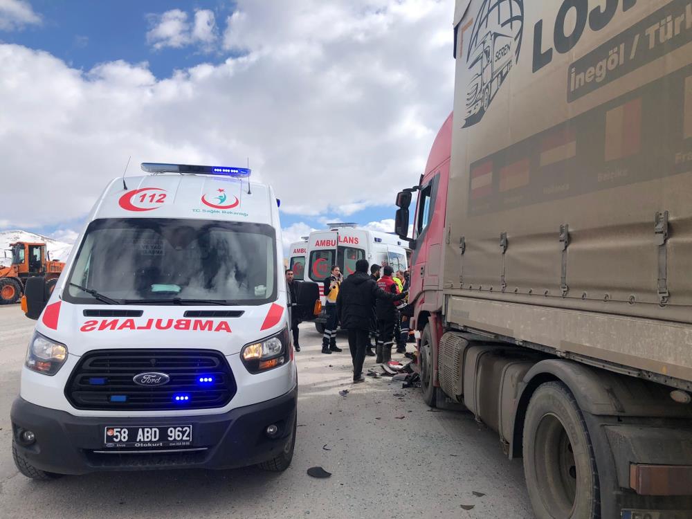 depremzede-ailenin-icinde-bulundugu-otomobil-ile-tir-carpisti-1-olu-001.jpg