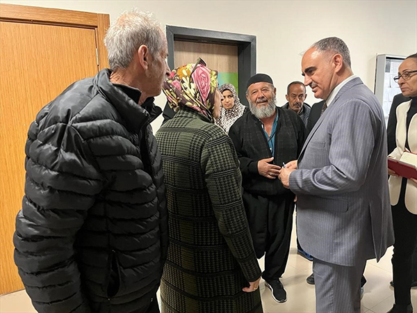 vali-vahdettin-ozkan-konyada-misafir-edilen-depremzedeleri-ziyaret-etti-001.jpg