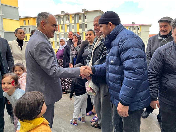 vali-vahdettin-ozkan-konyada-misafir-edilen-depremzedeleri-ziyaret-etti-002.jpg