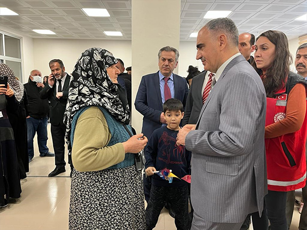 vali-vahdettin-ozkan-konyada-misafir-edilen-depremzedeleri-ziyaret-etti.jpg