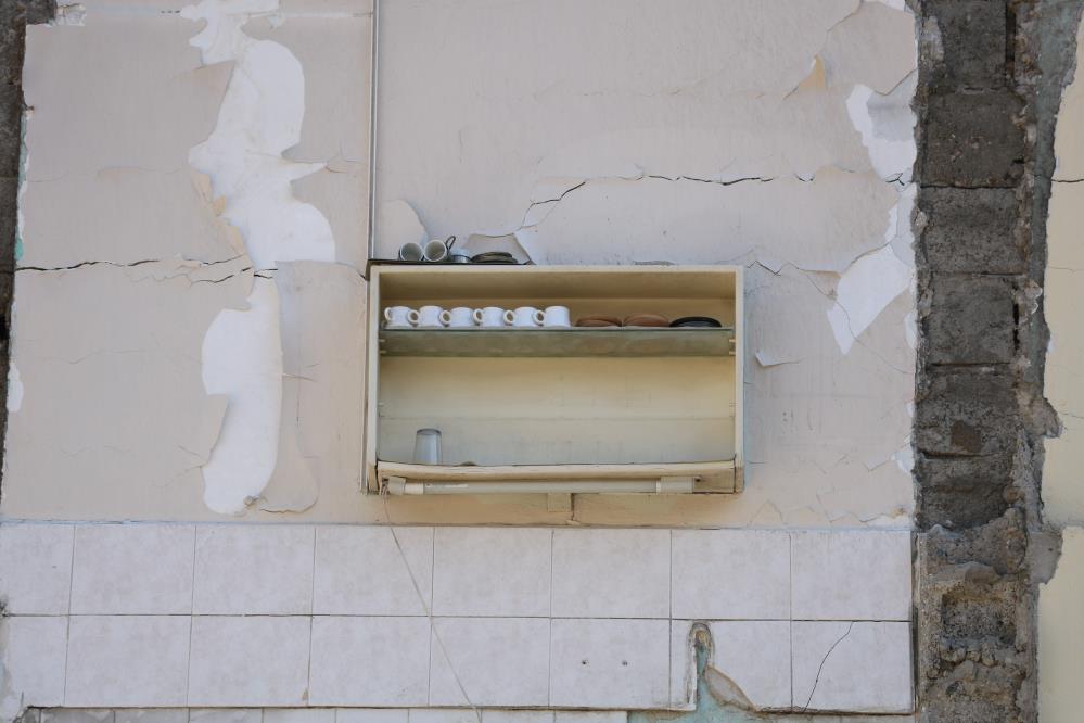 depremin-yerle-bir-ettigi-binadaki-goruntu-herkesi-saskina-cevirdi-001.jpg