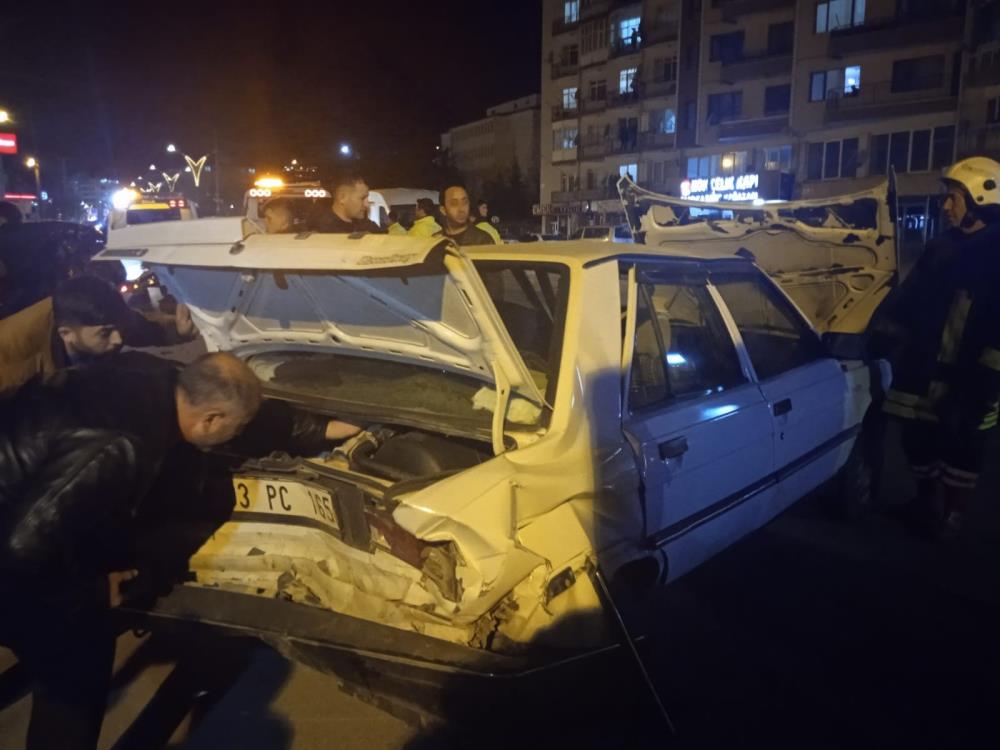 16-yasindaki-surucu-iki-araca-carpti-1-olu-4-yarali-002.jpg