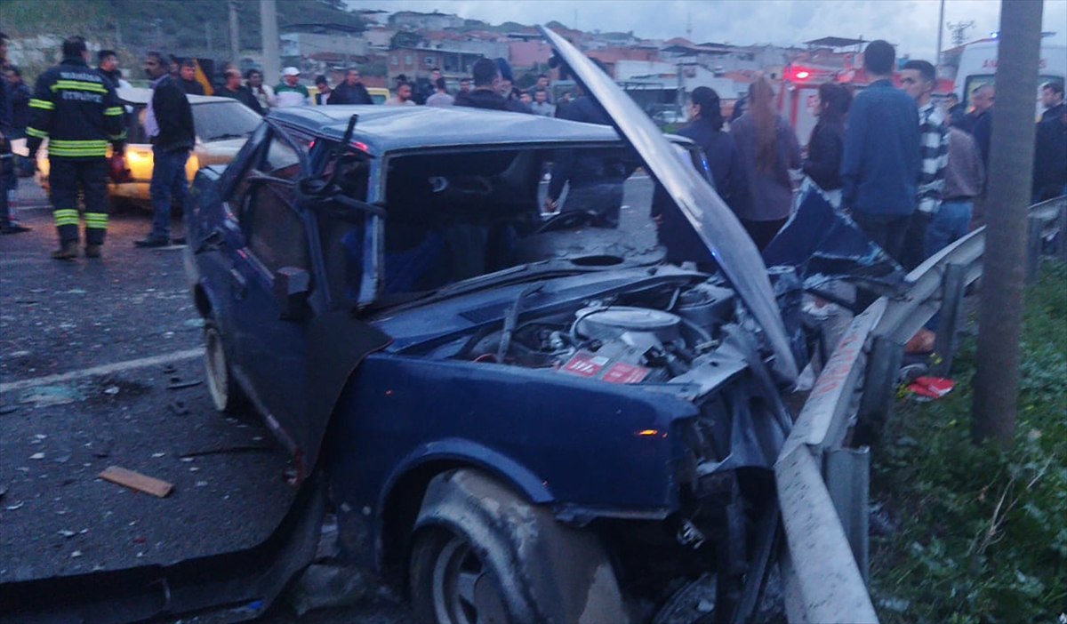 2-otomobilin-carpismasi-sonucu-6-kisi-yaralandi.jpg