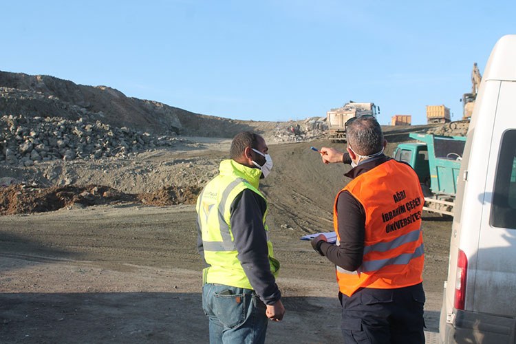 deprem-bolgesinde-calisma-yapan-akademisyenler-enkaz-yonetim-rehberi-hazirliyor-001.jpg