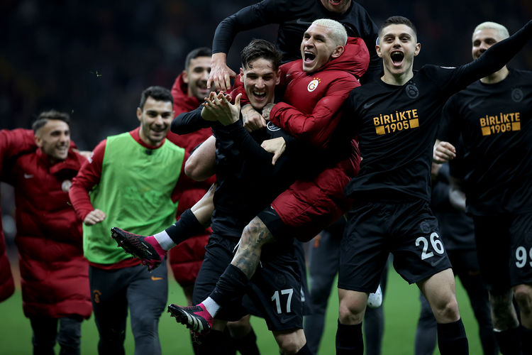 galatasaray-super-ligde-ust-uste-kazanma-rekorunu-kirdi-2.jpg