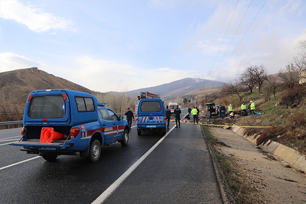 kamyonet-beton-menfeze-carpti-dede-ile-torunu-oldu-3-kisi-yaralandi-003.jpg
