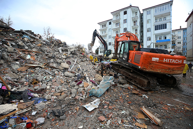 malatyada-agir-hasarli-binalar-yikiliyor-001.jpg