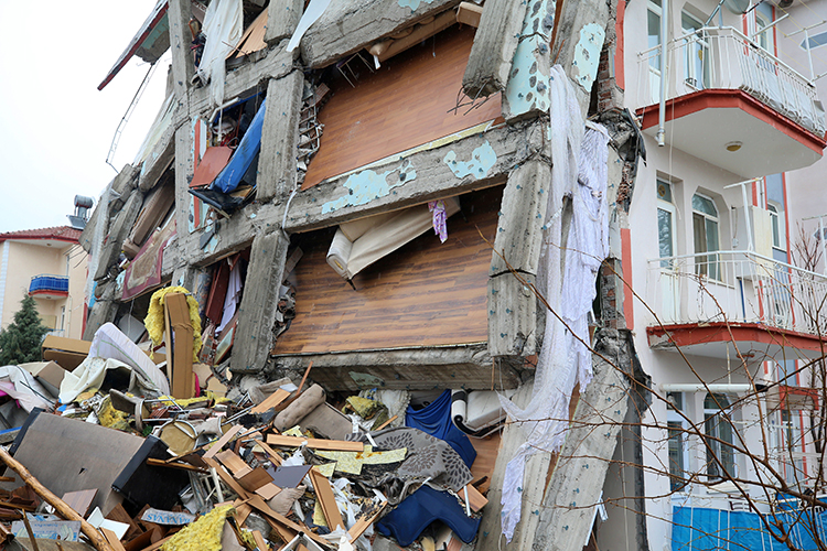 malatyada-agir-hasarli-binalar-yikiliyor-002.jpg