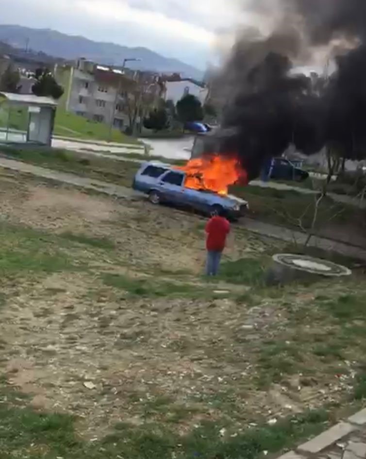 park-halindeki-otomobil-alev-alev-yandi.jpg
