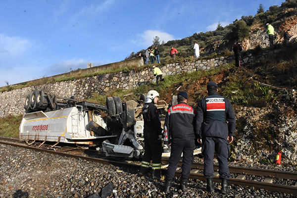 demir-yoluna-devrilen-kamyonun-surucusu-oldu-001.jpg
