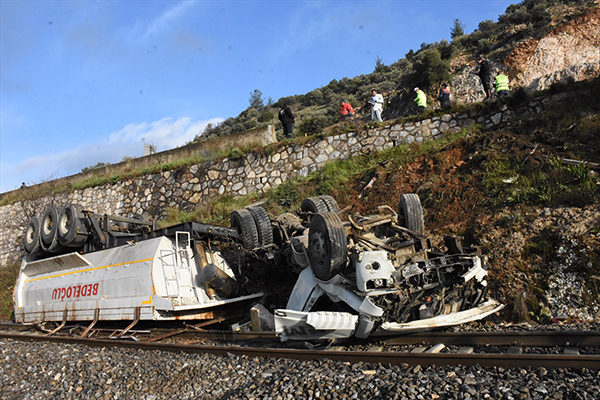 demir-yoluna-devrilen-kamyonun-surucusu-oldu-002.jpg
