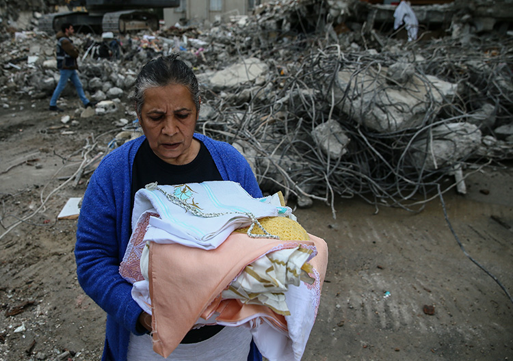 depremde-kaybettigi-annesi-ve-3-kardesinin-hatiralari-icin-enkazin-basinda-bekliyor-002.jpg