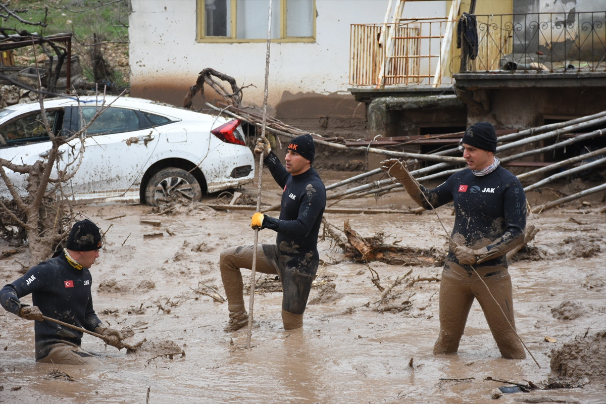 konyanin-balik-adamlari-sel-sonrasi-adiyamandaki-calismalara-katiliyor.jpg