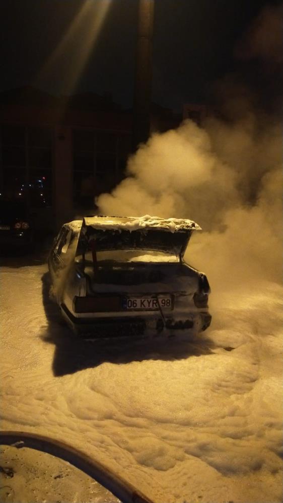 otomobil-alev-alev-yandi-geriye-demir-yiginlari-kaldi.jpg