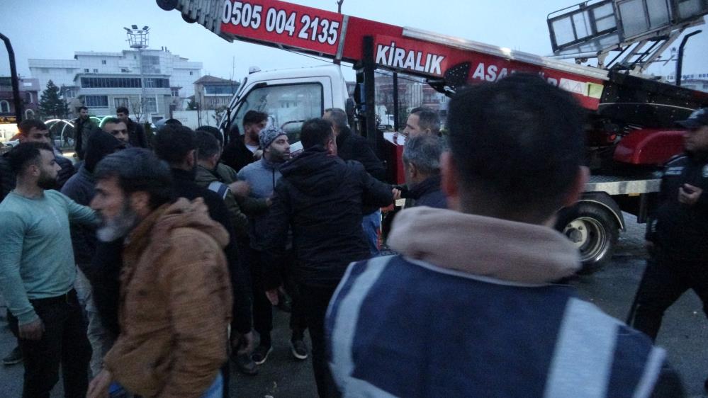 depremzedeler-ile-nakliyeciler-tasli-sopali-kavgaya-tutustu-ozel-harekat-mudahale-etti-001.jpg