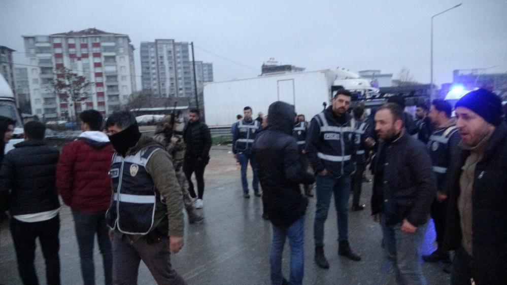 depremzedeler-ile-nakliyeciler-tasli-sopali-kavgaya-tutustu-ozel-harekat-mudahale-etti-002.jpg