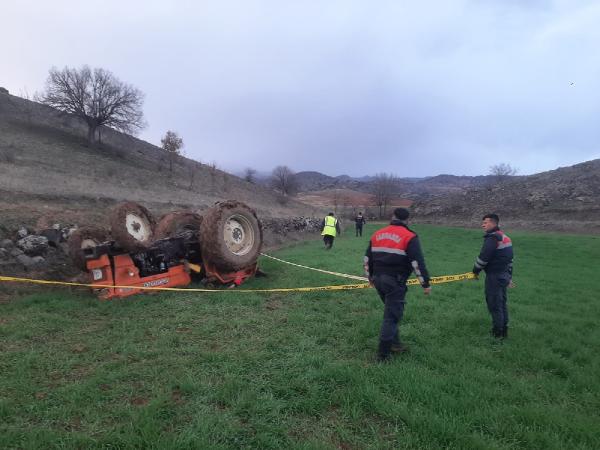 sarampole-devrilen-traktorun-altinda-kalan-ciftci-oldu-001.jpg