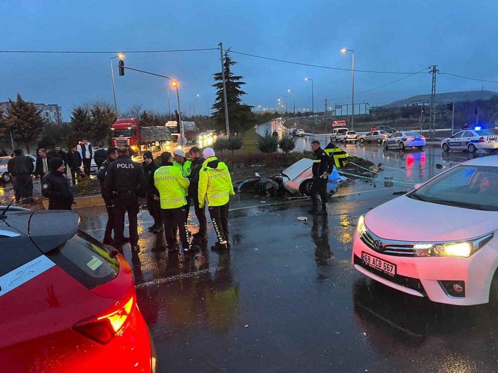 afad-araciyla-carpisan-otomobil-bu-hale-geldi-1-olu-9-yarali-004.jpg