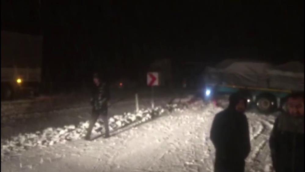 mart-kari-yolda-birakti-kara-yolu-kismen-trafige-kapandi-001.jpg