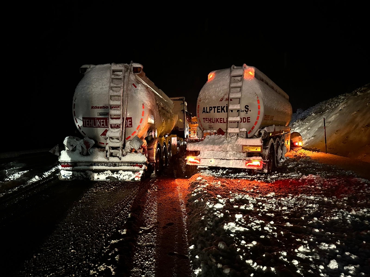 mart-ortasinda-kar-ve-tipi-yollari-kapatti-003.jpg