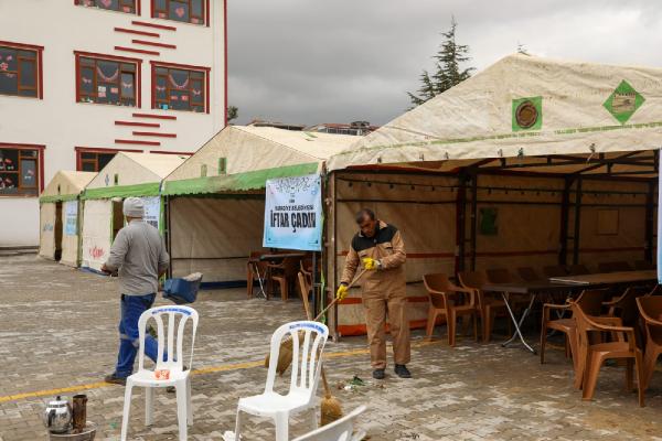 malatyada-depremzedeler-icin-iftar-cadirlari-kuruluyor-001.jpg