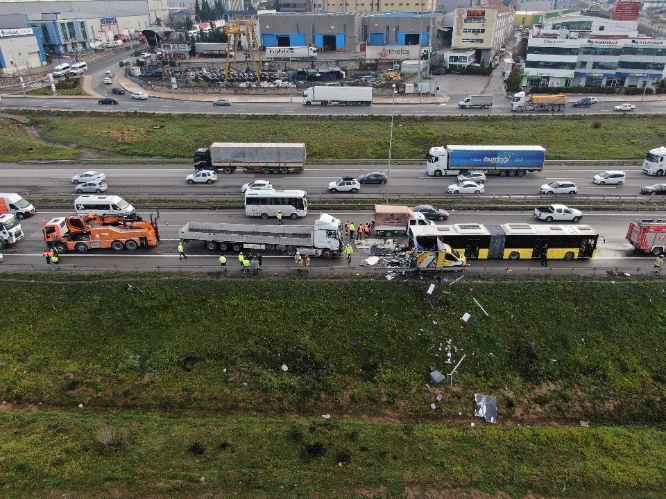 otoyolda-feci-kaza-tir-belediye-otobusu-ile-yol-bakim-aracina-carpti-2-olu-002.jpg