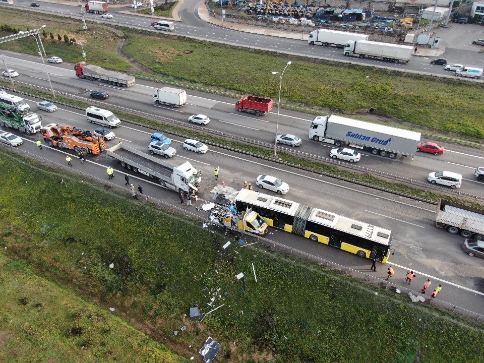 otoyolda-feci-kaza-tir-belediye-otobusu-ile-yol-bakim-aracina-carpti-2-olu.jpg