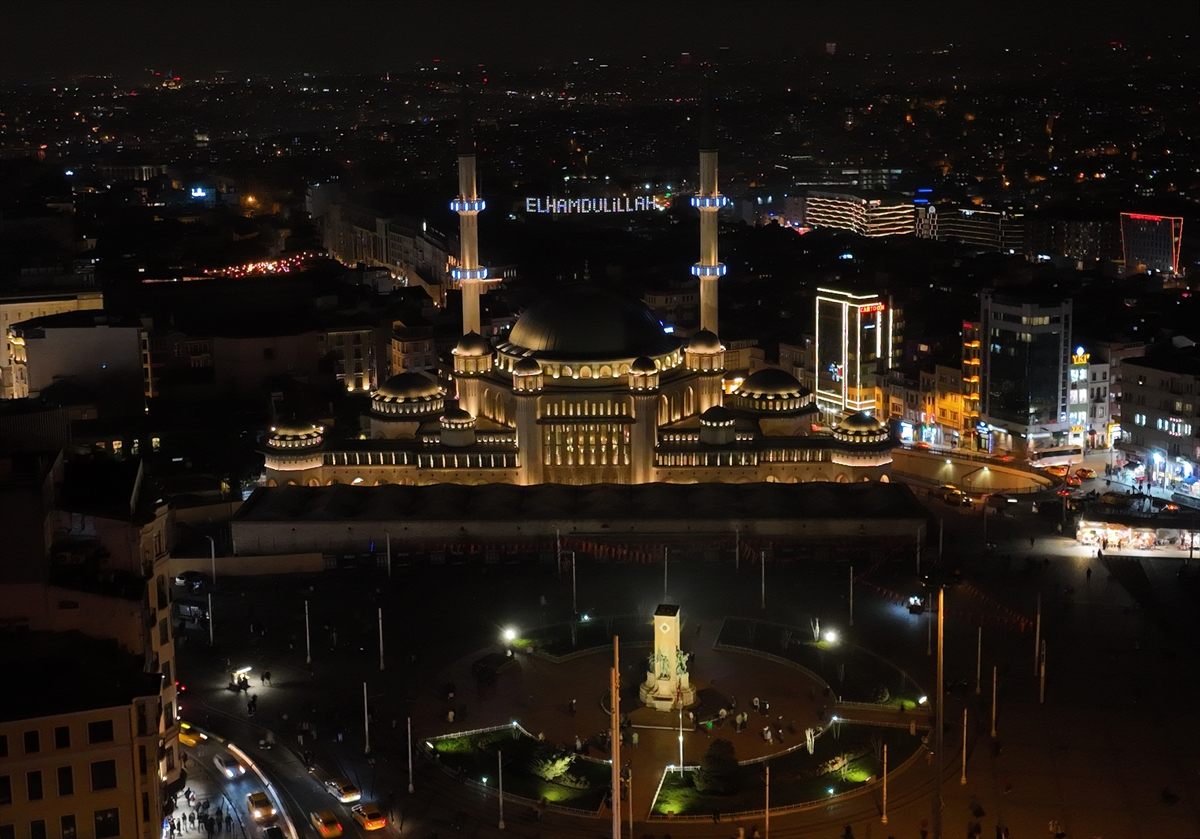 taksim-camisinde-elhamdulillah-yazili-ramazan-mahyasi-001.jpg