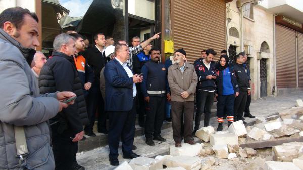 depremde-hasar-goren-caminin-duvari-yikildi-002.jpg