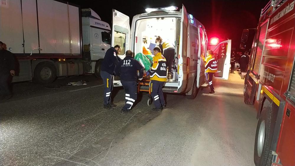 konya-plakali-tir-ile-otomobil-carpisti-1-olu-3-yarali-001.jpg