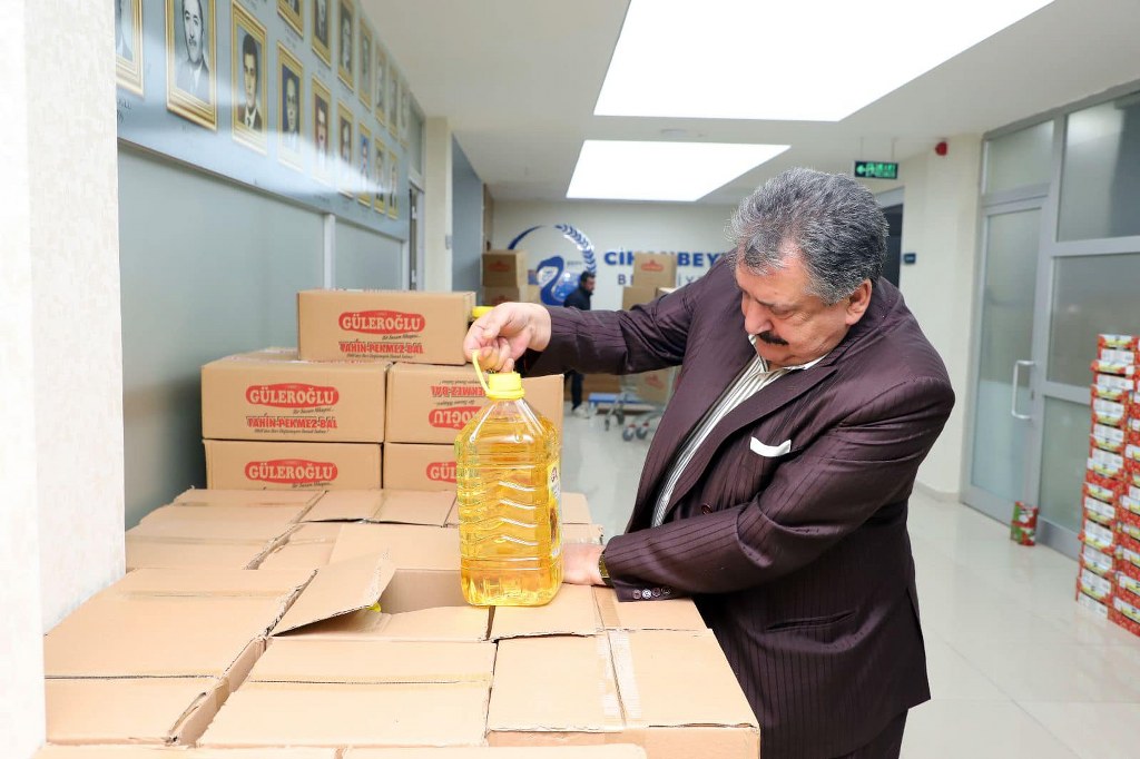 konyadaki-bir-belediye-binlerce-aileye-ramazan-paketi-dagitti.jpg