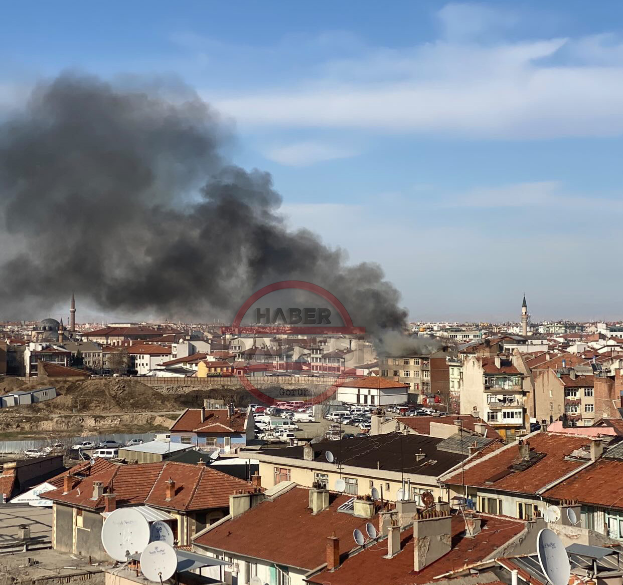 son-dakika-konyada-bir-binanin-catisinda-yangin-cikti.jpg
