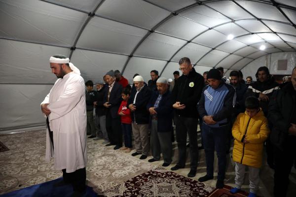 depremin-buyuk-hasara-yol-actigi-gaziantepte-cadirda-ilk-teravih-namazi-002.jpg