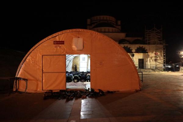 depremin-buyuk-hasara-yol-actigi-gaziantepte-cadirda-ilk-teravih-namazi.jpg