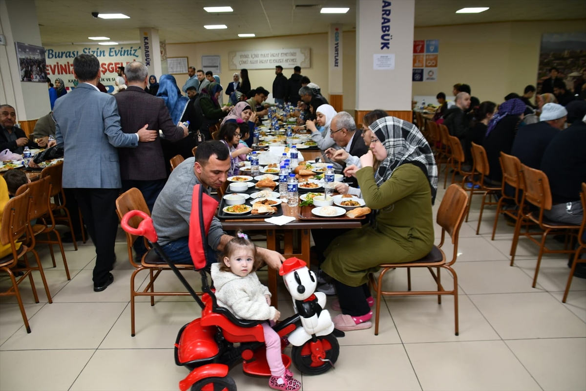 ogrenci-yurdunda-misafir-edilen-depremzedeler-ilk-iftarlarini-yapti.jpg