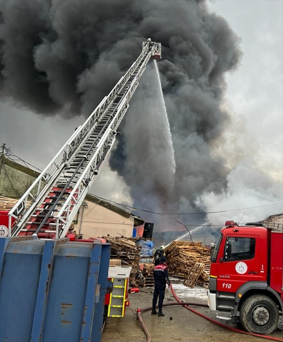 son-dakika-boya-fabrikasinda-korkutan-yangin-patlama-sesleri-geliyor.jpg