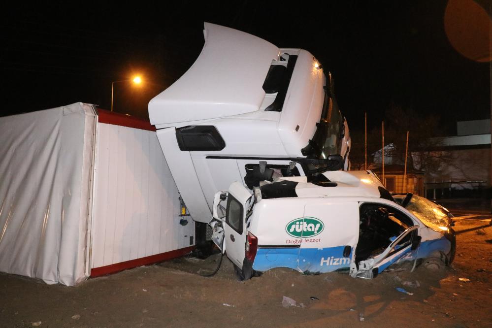 tirin-altinda-kalan-hafif-ticari-arac-surucusu-oldu.jpg
