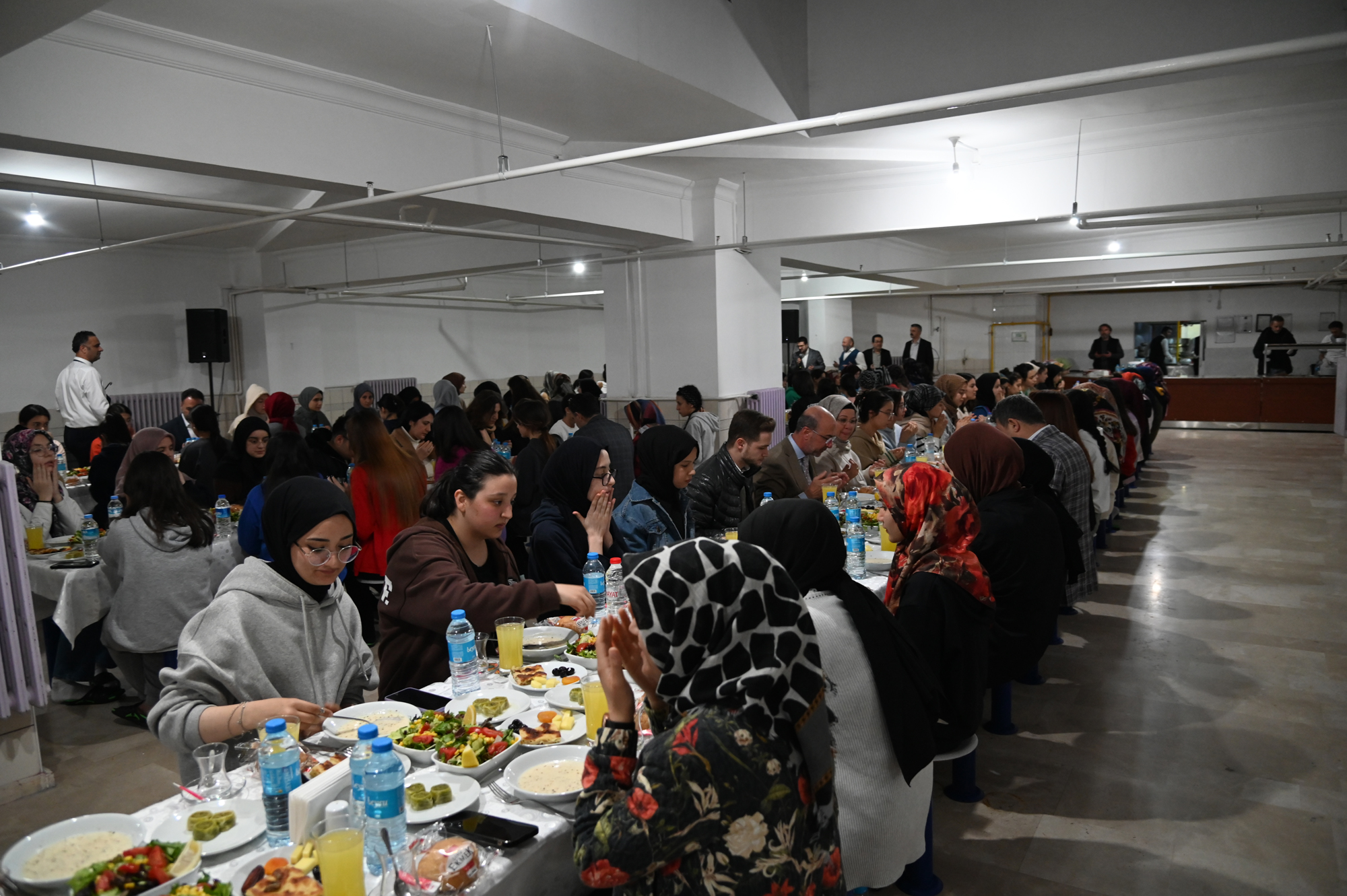baskan-pekyatirmaci-konyada-misafir-edilen-depremzede-ogrencilerle-iftar-yapti-003.jpg