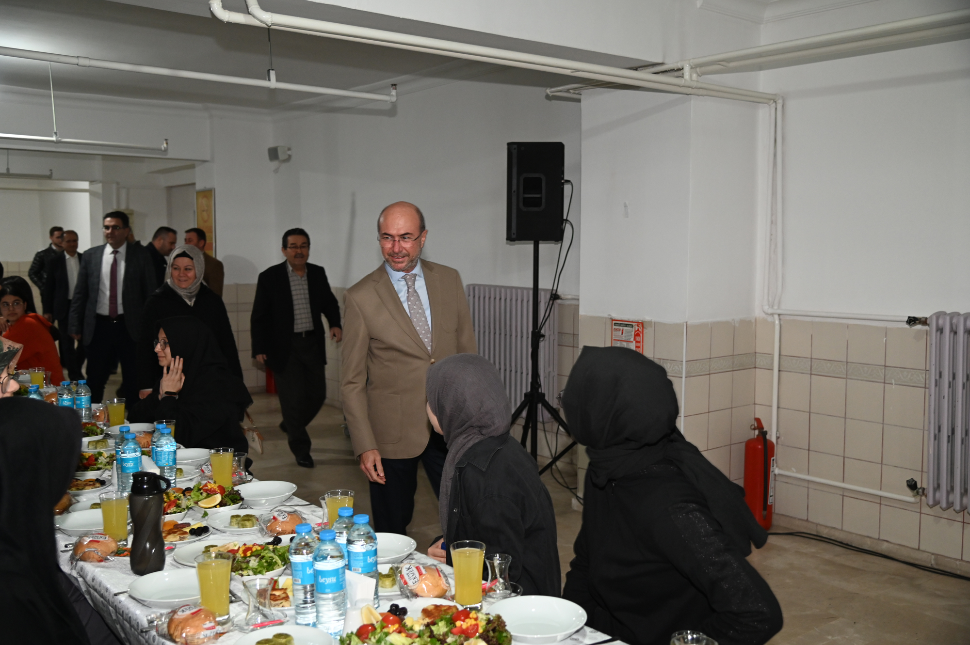 baskan-pekyatirmaci-konyada-misafir-edilen-depremzede-ogrencilerle-iftar-yapti-005.jpg