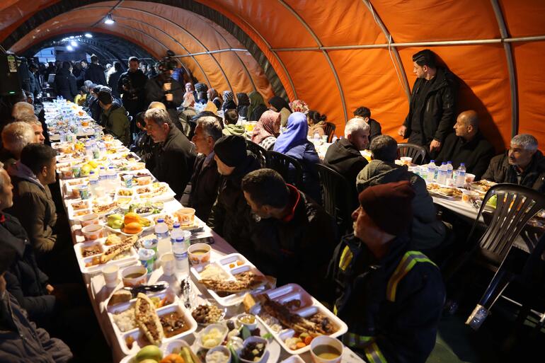 bakan-kurum-depremzedelerle-mehmetcik-cadirinda-iftar-yapti-002.jpg
