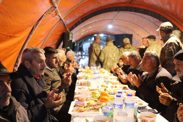 bakan-kurum-depremzedelerle-mehmetcik-cadirinda-iftar-yapti.jpg