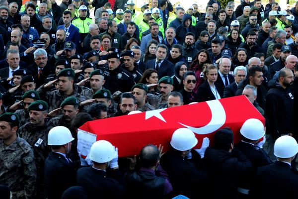 kazada-sehit-olan-polis-memuru-mustafa-ata-tras-topraga-verildi-001.jpg